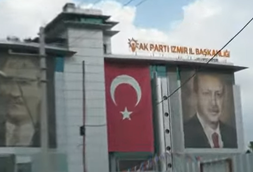 CHP İzmir,  AK Parti İzmir İl Başkanlığına siyah çelenk bırakmak istedi... Emniyet güçleri izin vermedi