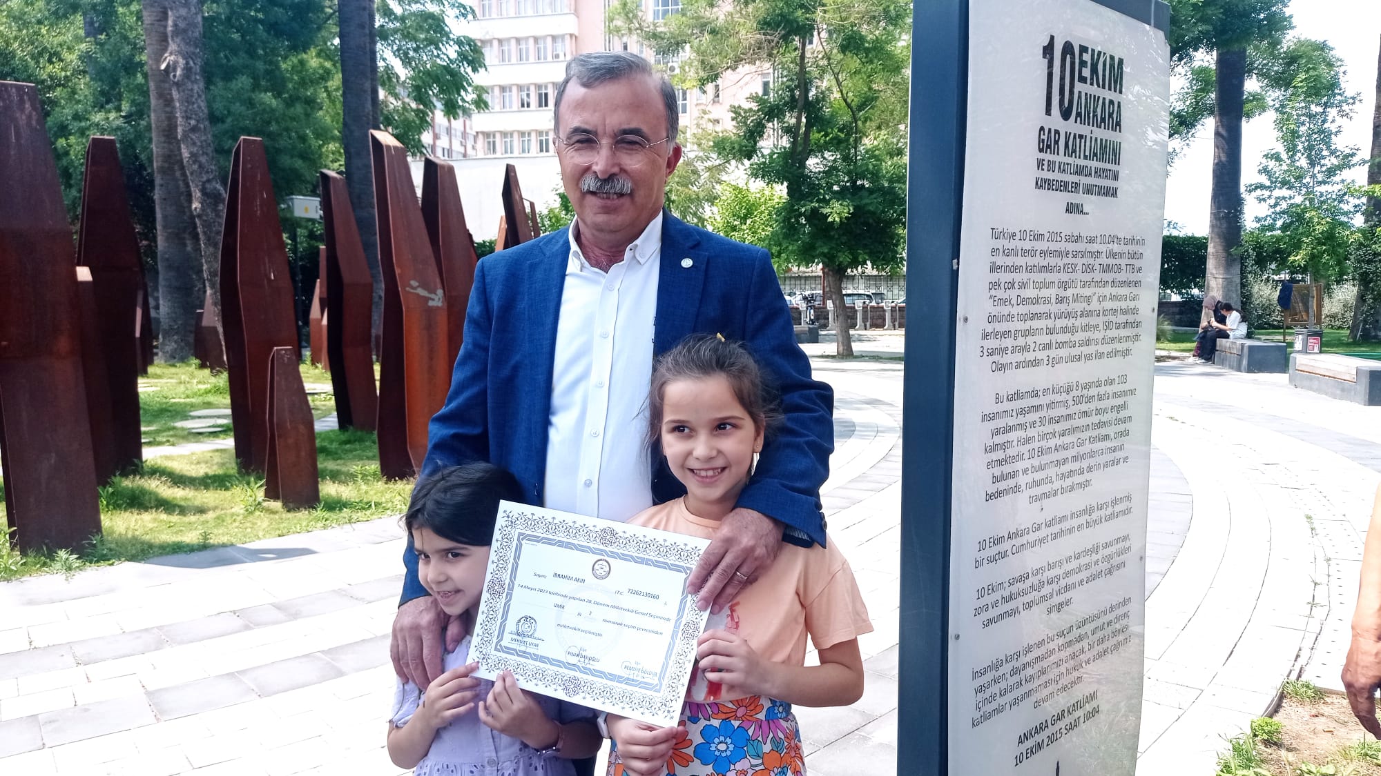 İzmir Milletvekili seçilen Yeşil Sol Parti Eş Sözcüsü Akın, mazbatasını aldı: “Sokakta yürüttüğümüz mücadeleyi mecliste yürüteceğim”