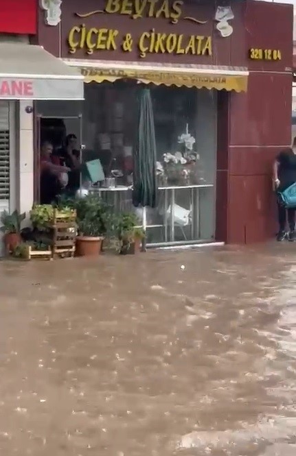 Çiğli'de caddeler göle döndü