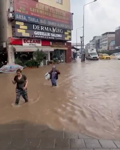 Çiğli'de caddeler göle döndü