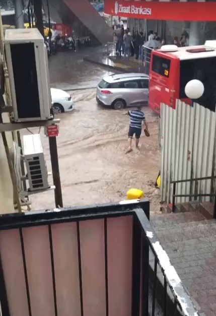 Çiğli'de caddeler göle döndü