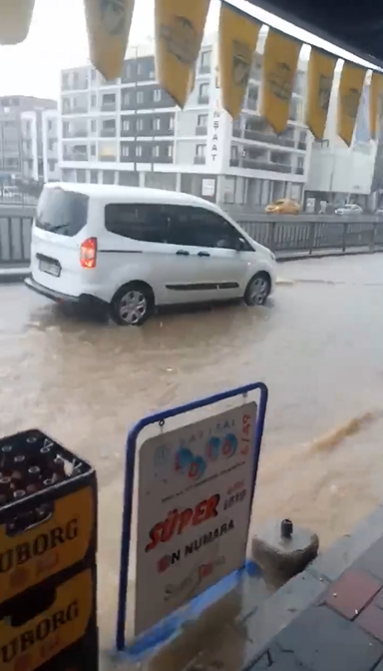 Çiğli'de caddeler göle döndü