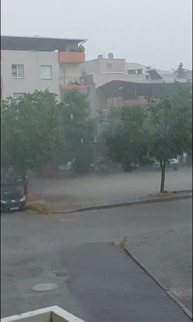 Çiğli'de caddeler göle döndü
