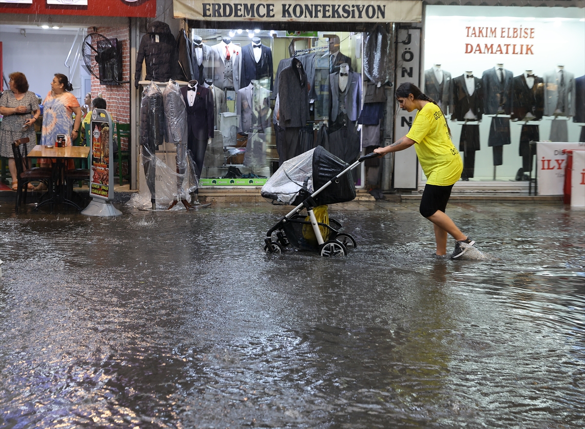 İzmir'de sağanak etkili oldu... Kemeraltı Çarşısı'nı su bastı