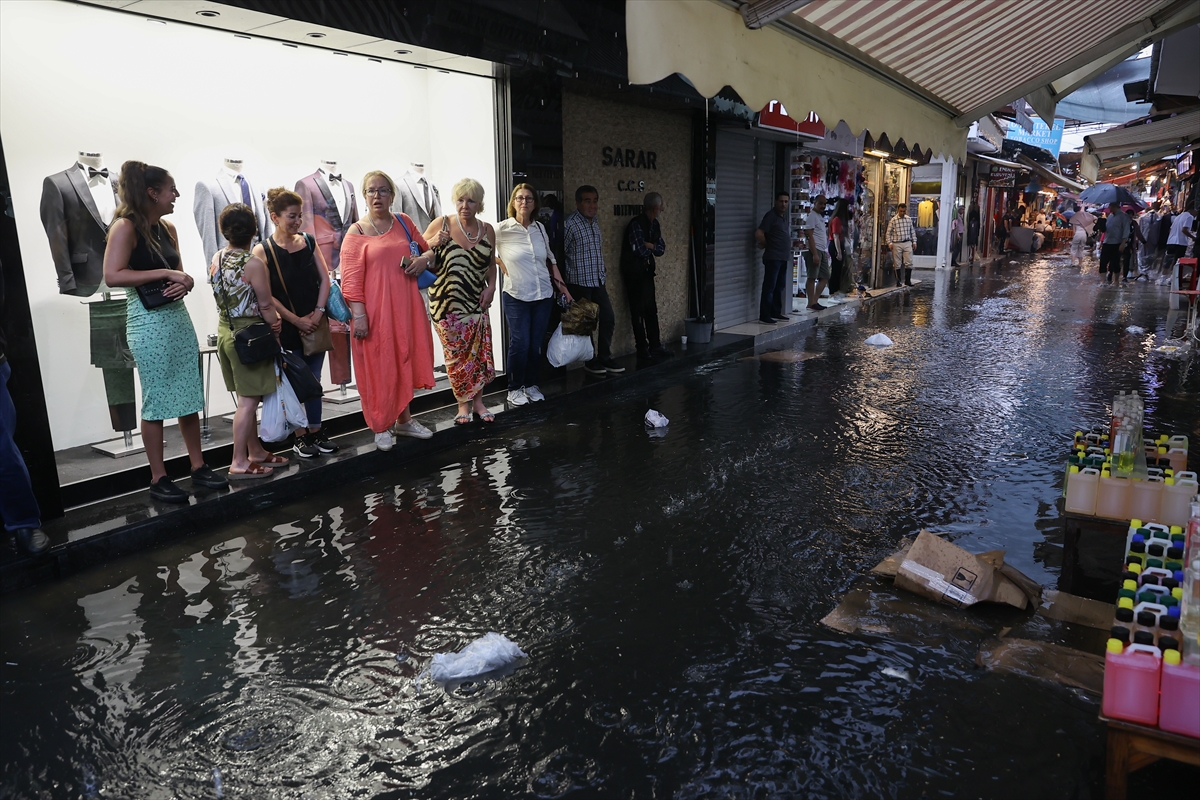 İzmir'de sağanak etkili oldu... Kemeraltı Çarşısı'nı su bastı