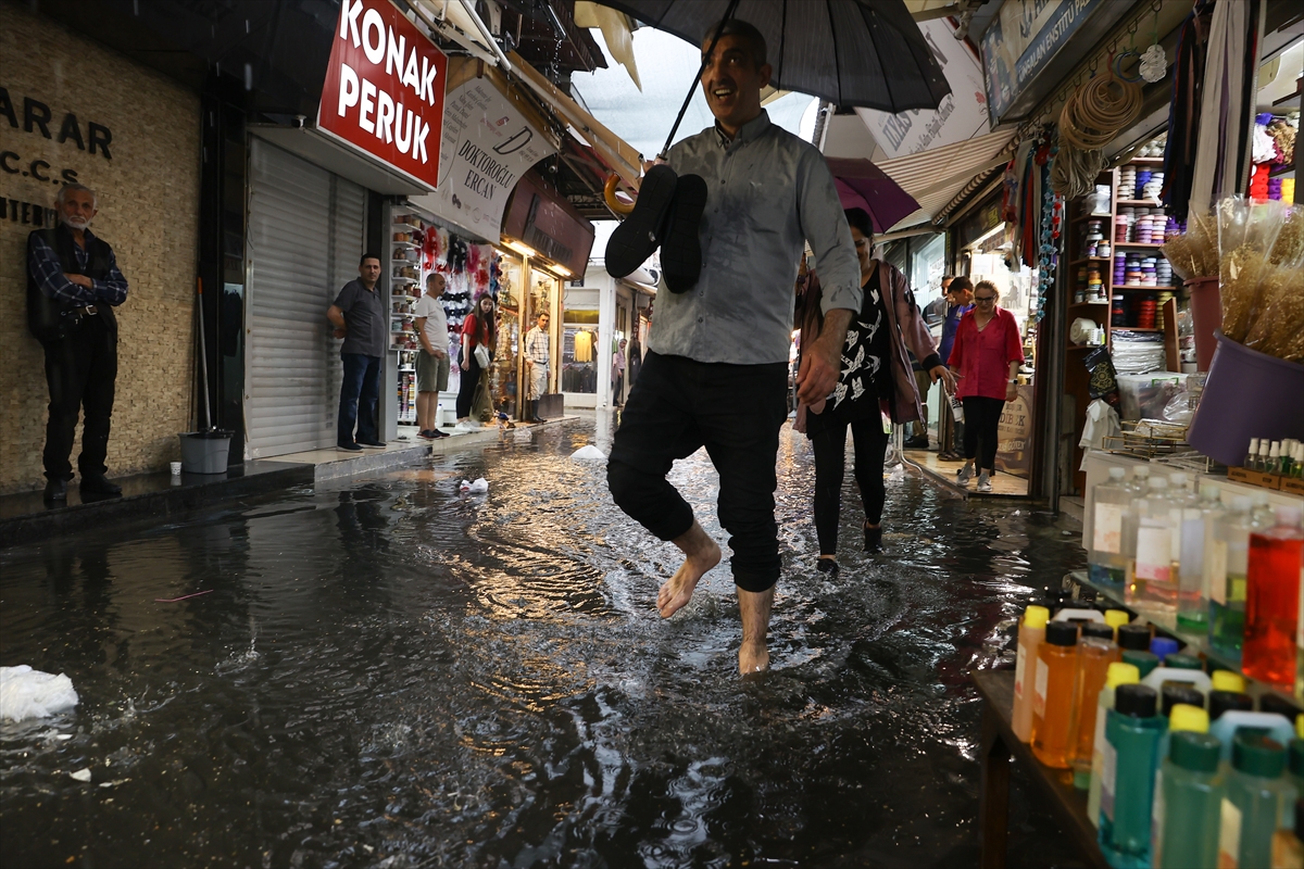 İzmir'de sağanak etkili oldu... Kemeraltı Çarşısı'nı su bastı