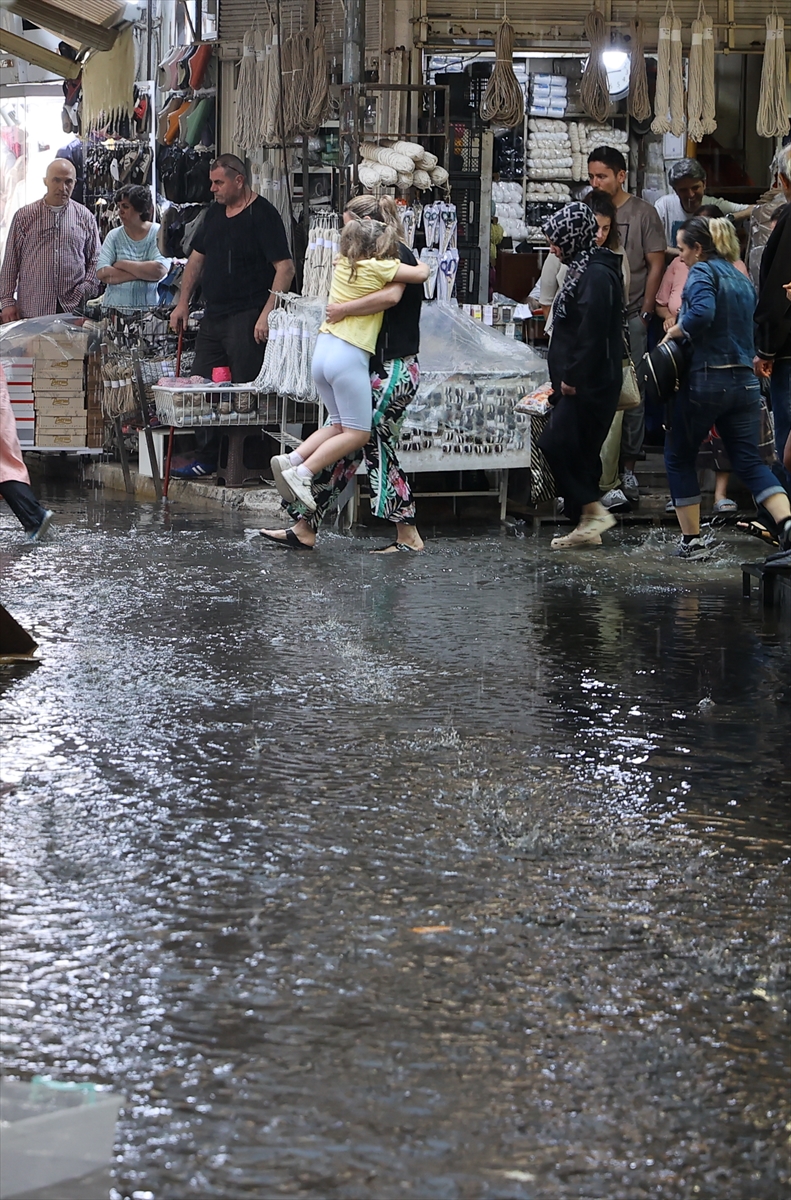 İzmir'de sağanak etkili oldu... Kemeraltı Çarşısı'nı su bastı