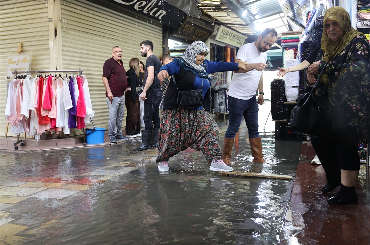 İzmir'de sağanak etkili oldu... Kemeraltı Çarşısı'nı su bastı