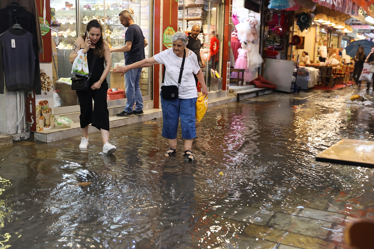 İzmir'de sağanak etkili oldu... Kemeraltı Çarşısı'nı su bastı