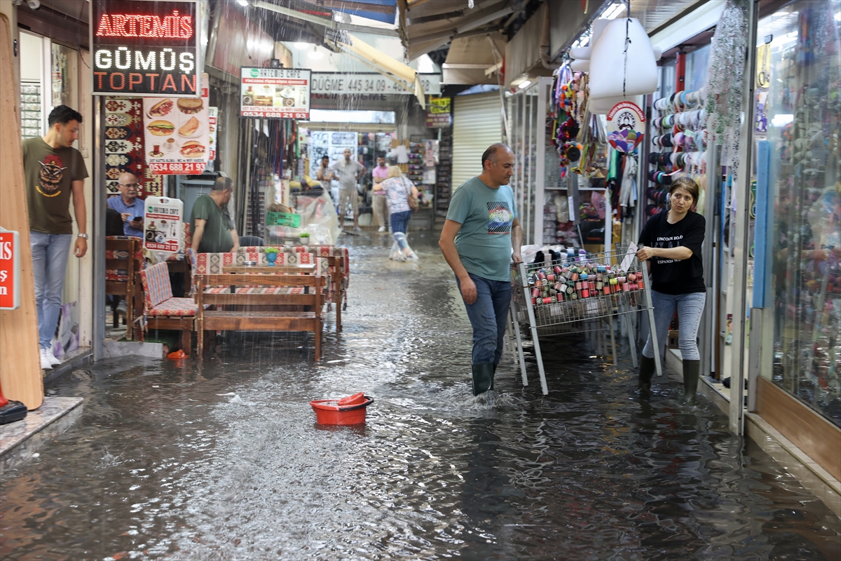 İzmir'de sağanak etkili oldu... Kemeraltı Çarşısı'nı su bastı