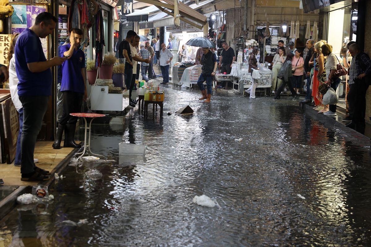 İzmir'de sağanak etkili oldu... Kemeraltı Çarşısı'nı su bastı