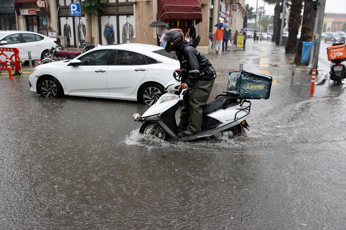 İzmir'de sağanak etkili oldu... Kemeraltı Çarşısı'nı su bastı