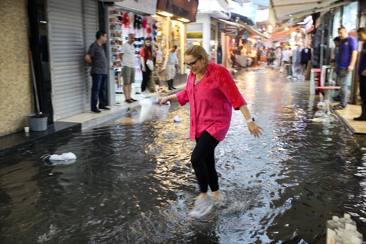 İzmir'de sağanak etkili oldu... Kemeraltı Çarşısı'nı su bastı