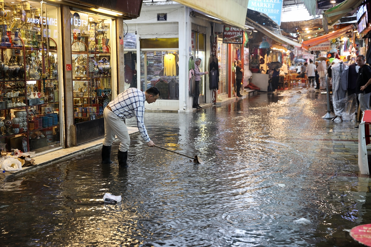 İzmir'de sağanak etkili oldu... Kemeraltı Çarşısı'nı su bastı