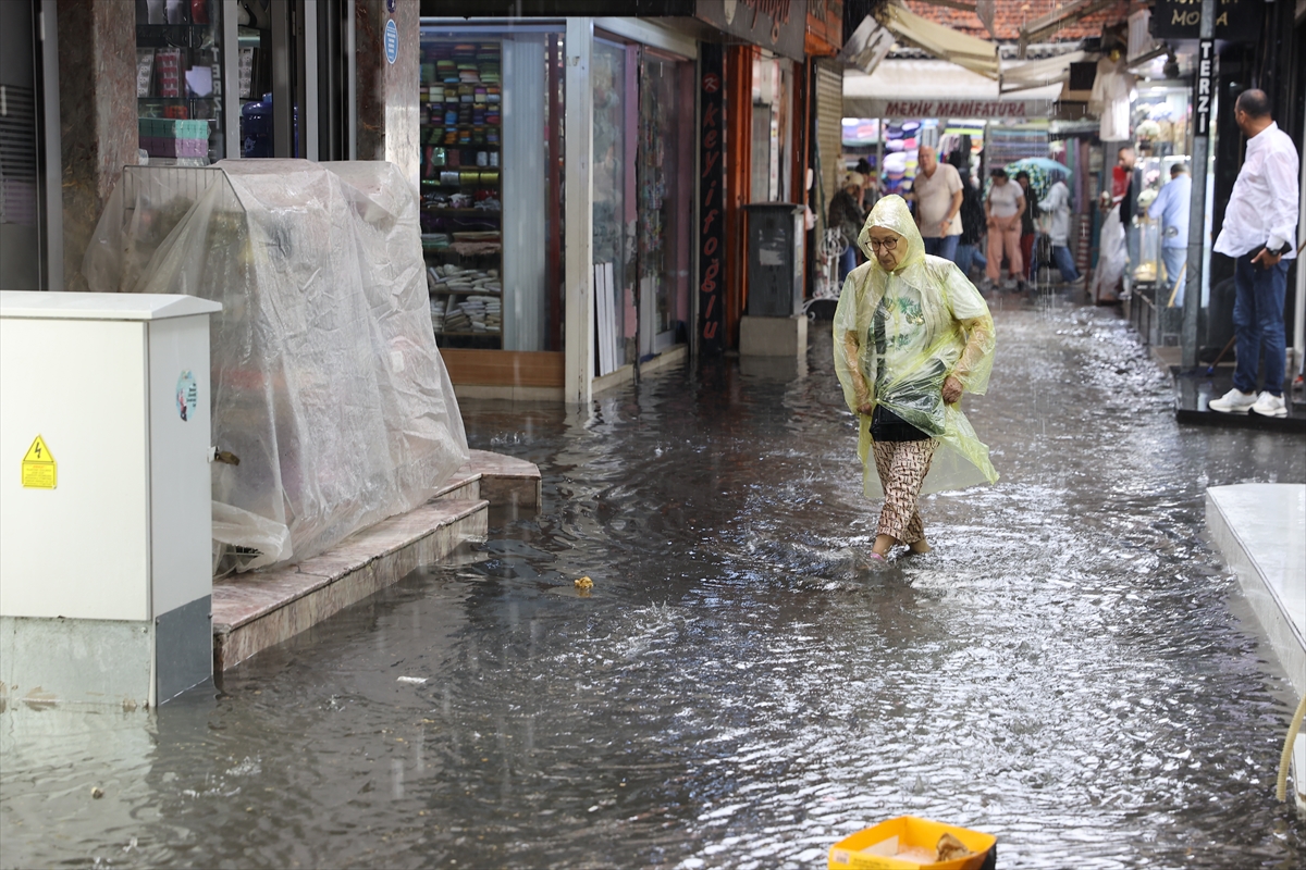 İzmir'de sağanak etkili oldu... Kemeraltı Çarşısı'nı su bastı