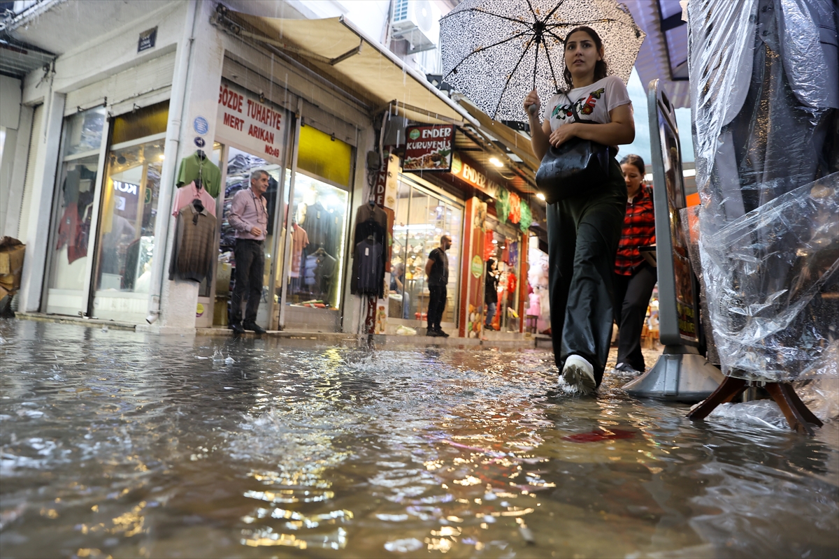 İzmir'de sağanak etkili oldu... Kemeraltı Çarşısı'nı su bastı