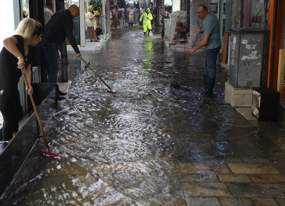 İzmir'de sağanak etkili oldu... Kemeraltı Çarşısı'nı su bastı