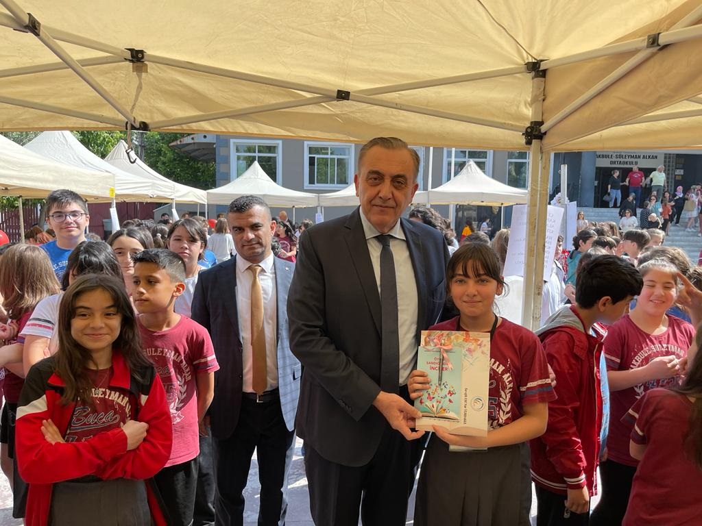 Buca'da kitap yazan öğrenciler yeni ufuklara yol açıyor