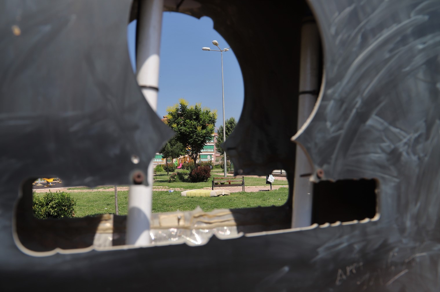 Parkta üzücü görüntüler: Şehir magandaları yine zarar verdi