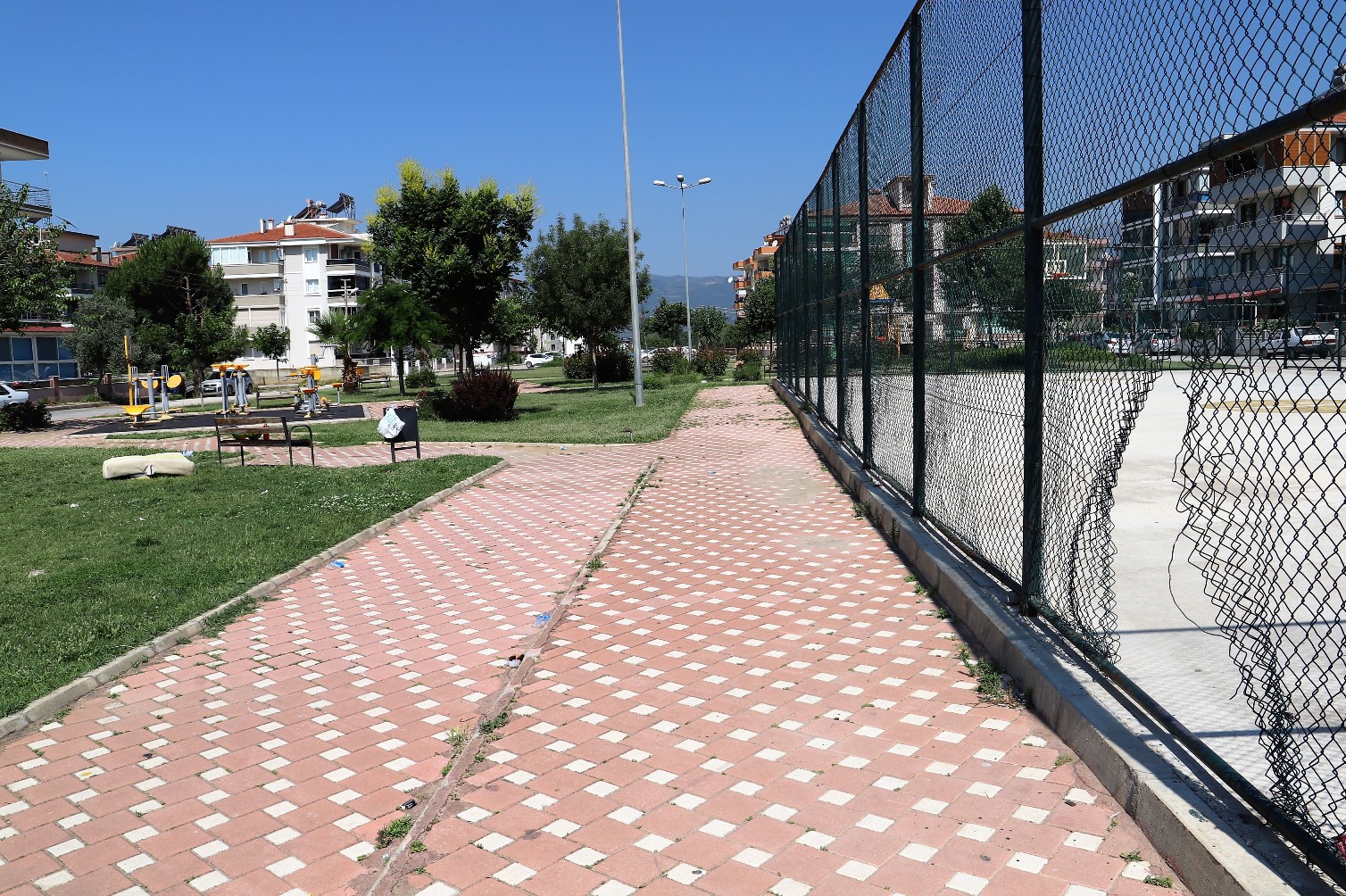 Parkta üzücü görüntüler: Şehir magandaları yine zarar verdi