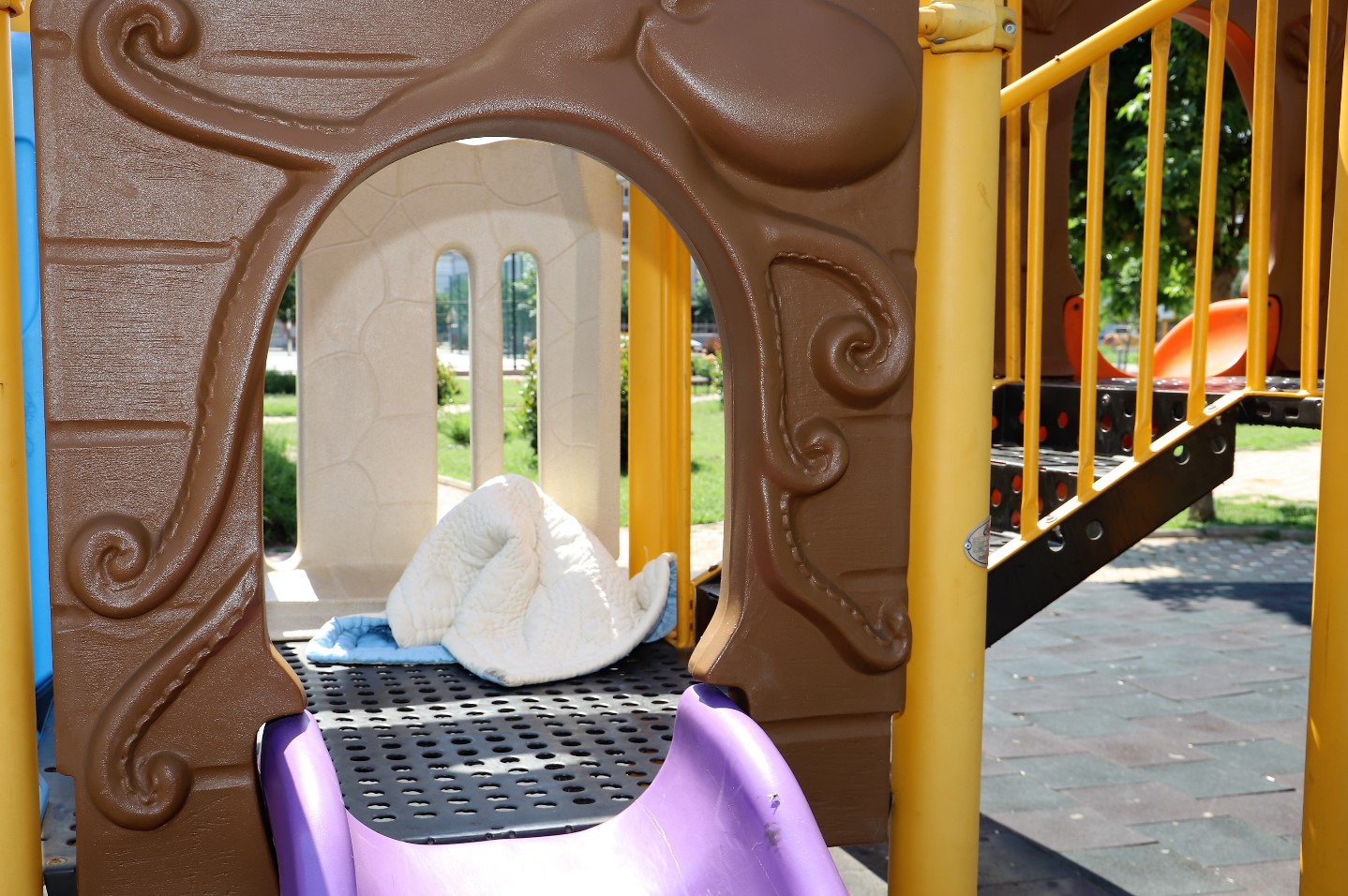 Parkta üzücü görüntüler: Şehir magandaları yine zarar verdi