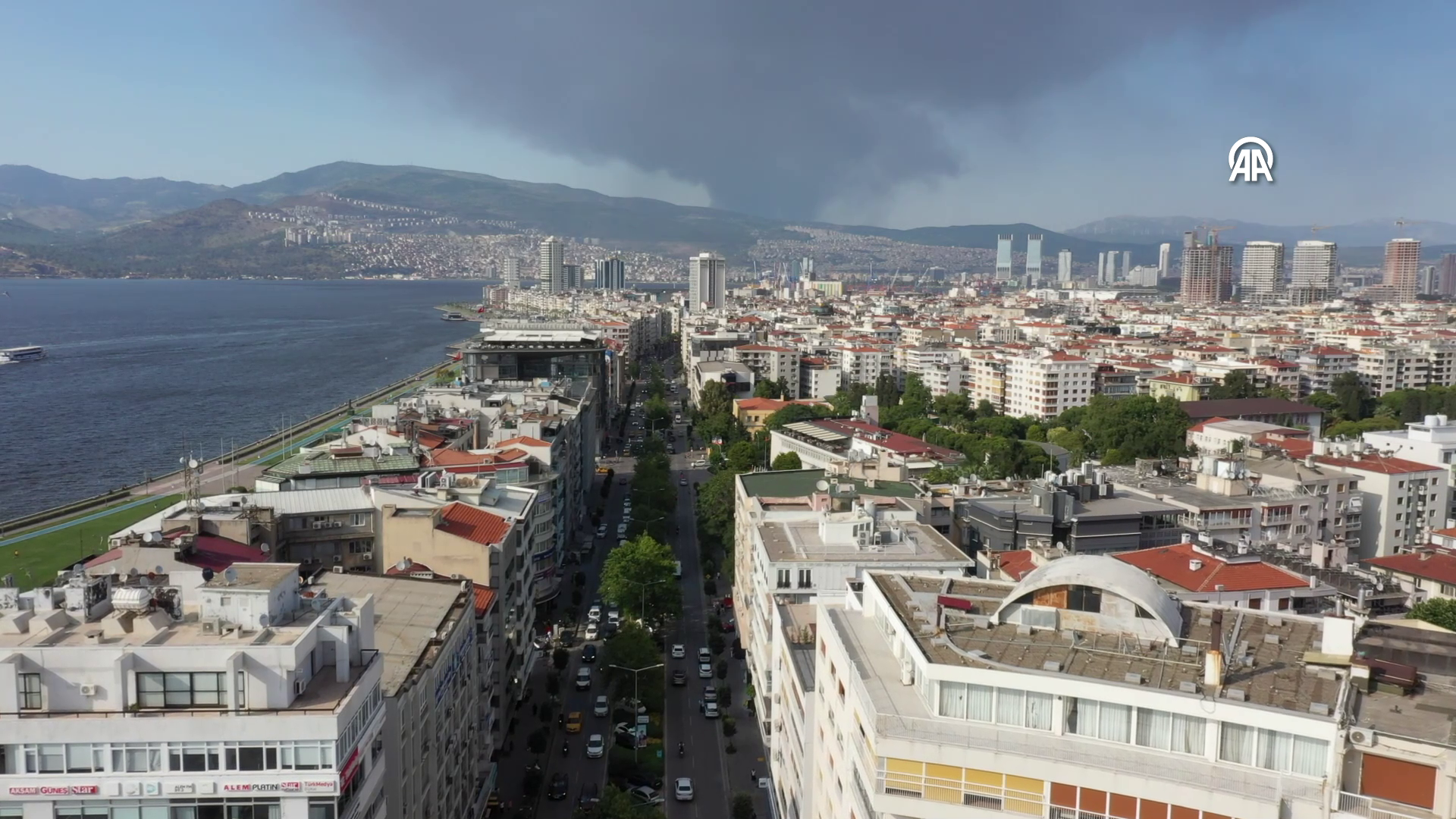 Manisa'da çıkan fabrika yangınının dumanları İzmir'den de görüldü