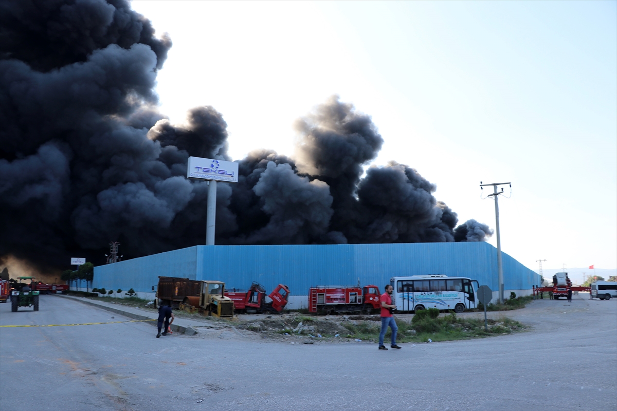 Manisa'da çıkan fabrika yangınının dumanları İzmir'den de görüldü