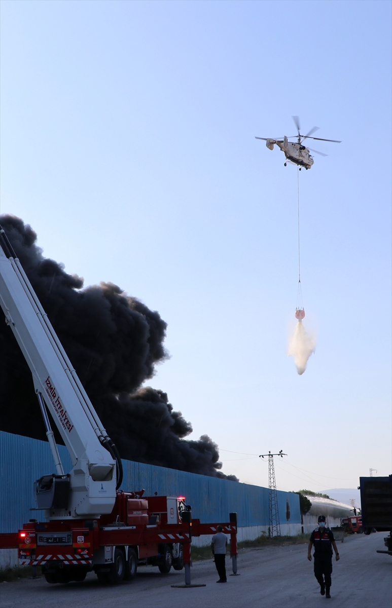 Manisa'da çıkan fabrika yangınının dumanları İzmir'den de görüldü