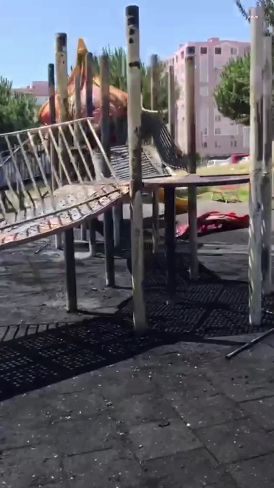İzmir'de çocuk parkı ateşe verildi