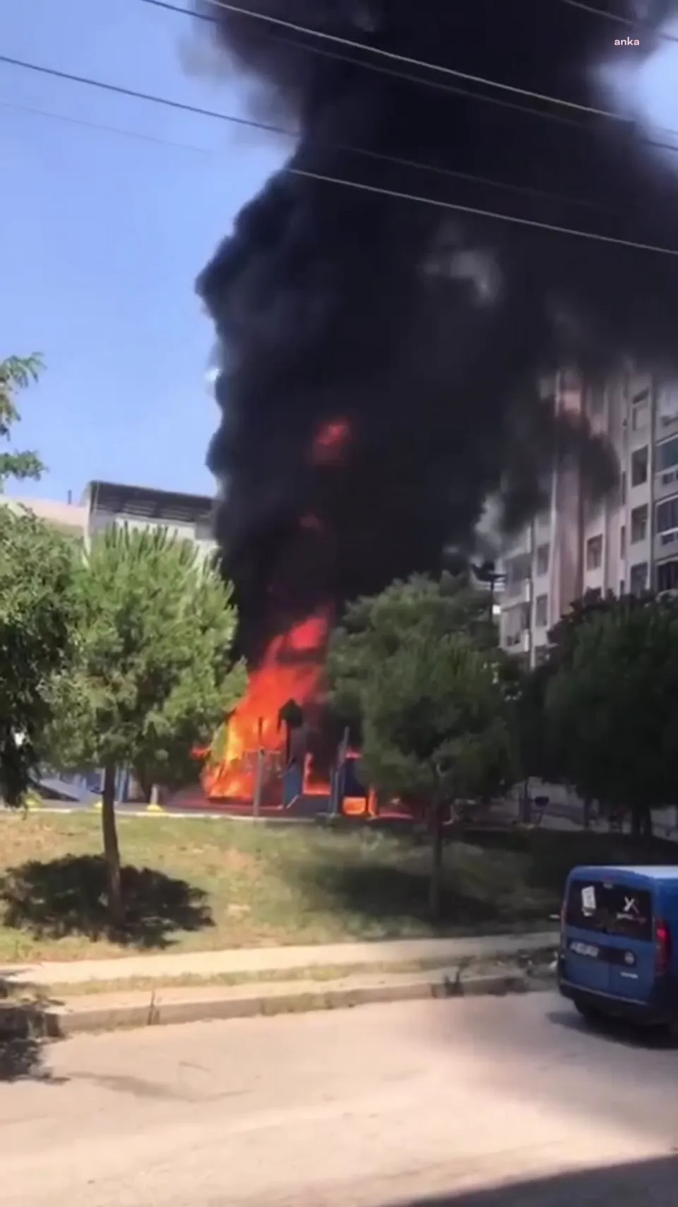 İzmir'de çocuk parkı ateşe verildi