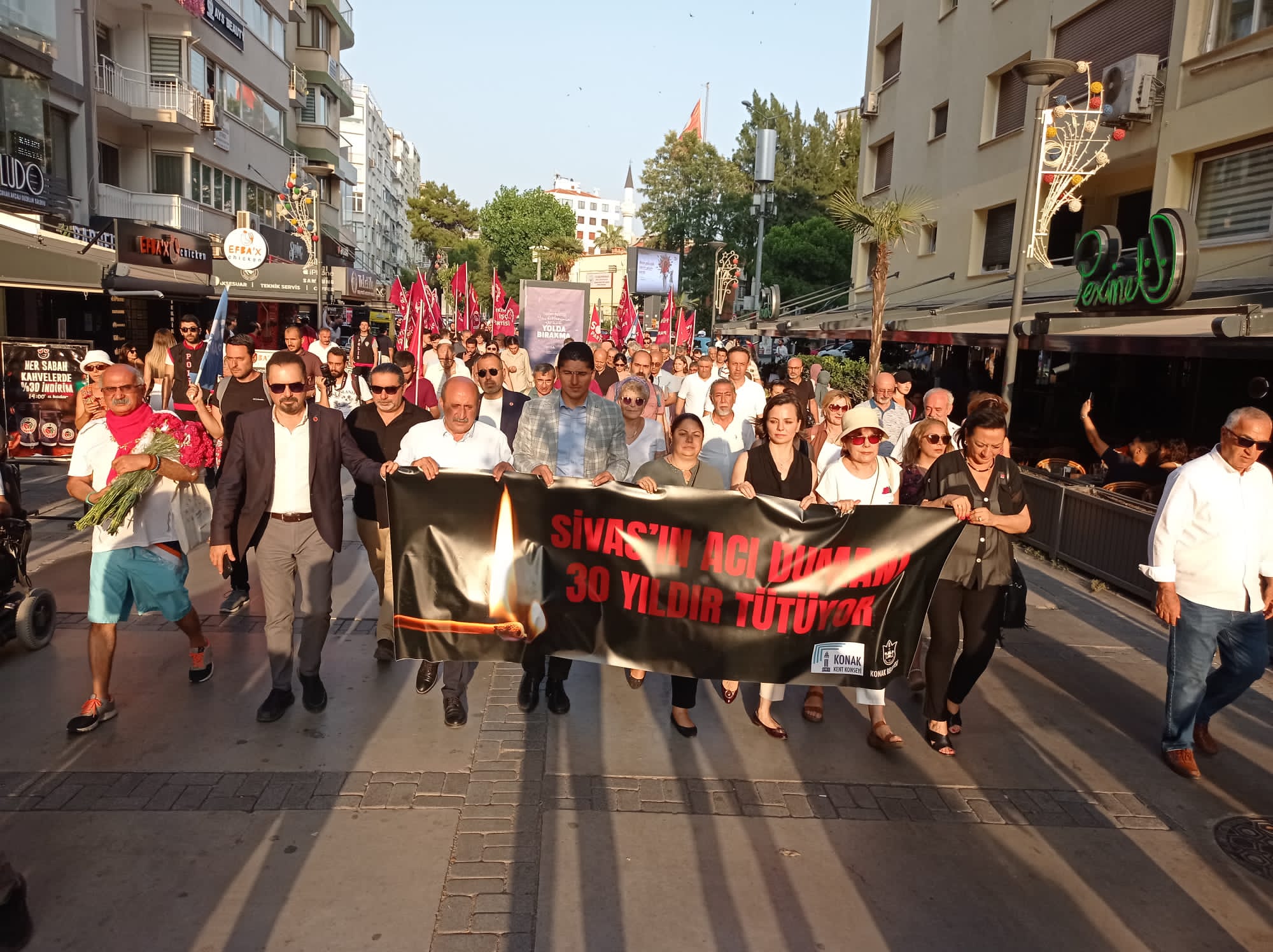 Madımak'ta katledenler İzmir'de anıldı