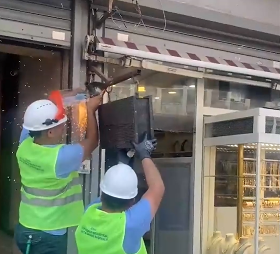 İzmir Büyükşehir Belediyesi, Arapça dükkan tabelalarını kaldırmaya başladı