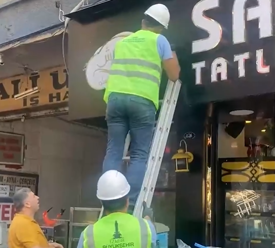 İzmir Büyükşehir Belediyesi, Arapça dükkan tabelalarını kaldırmaya başladı