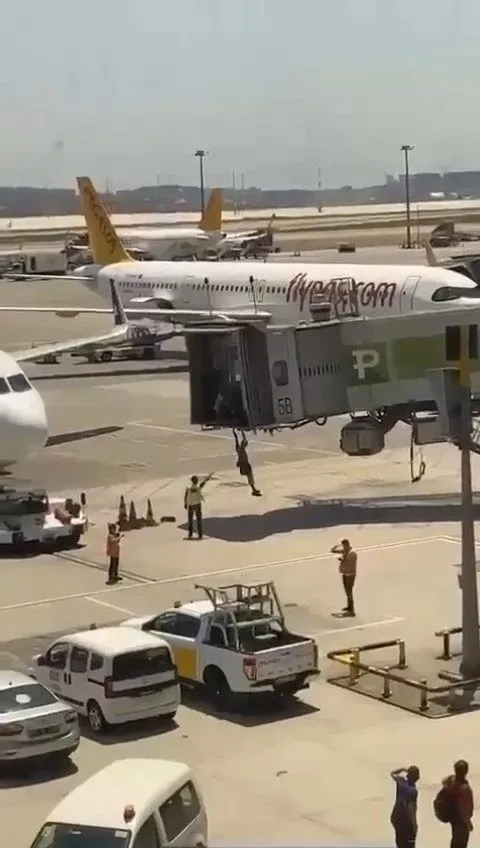 Sabiha Gökçen'de uçağı kaçıran İsrailli baba ve oğlu körükten aprona atladı