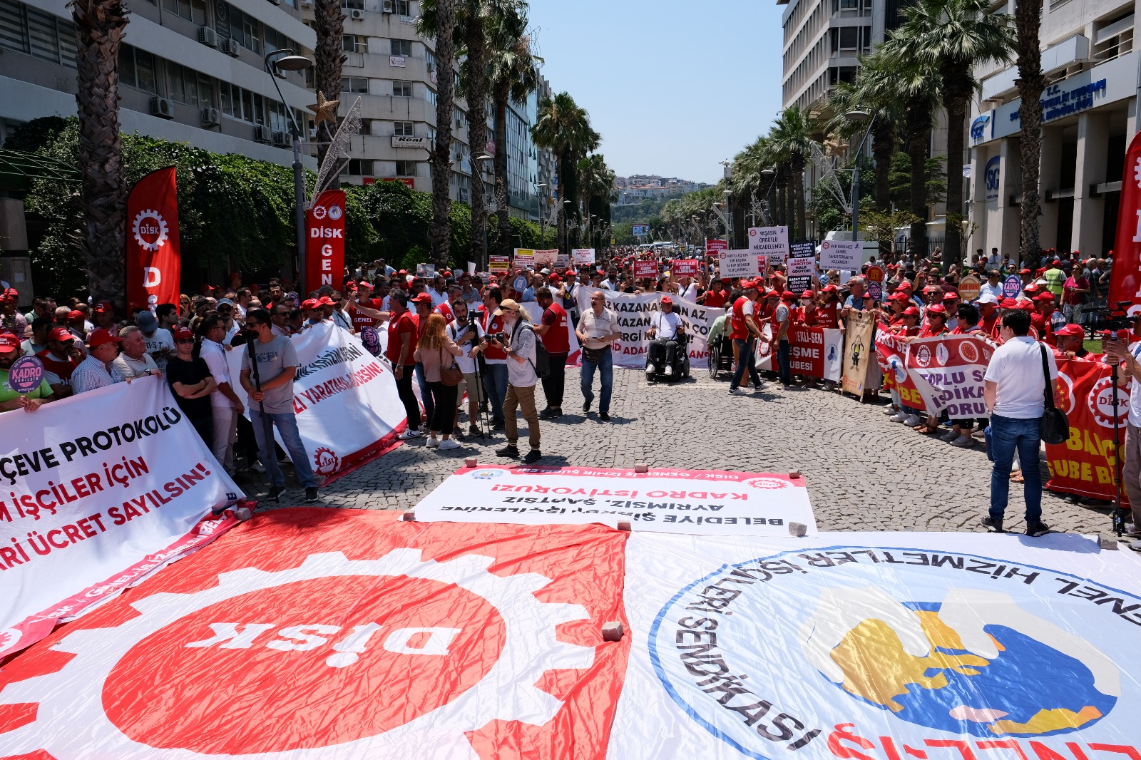 İzmir'de işçiler sokağa indi:   Haklarımız için ayaktayız