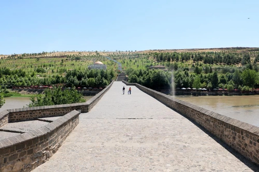 Diyarbakır’da termometreler 48 dereceyi gördü, tarihi mekanlar boş kaldı