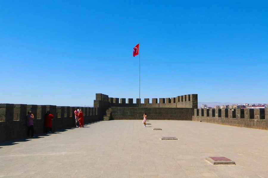 Diyarbakır’da termometreler 48 dereceyi gördü, tarihi mekanlar boş kaldı
