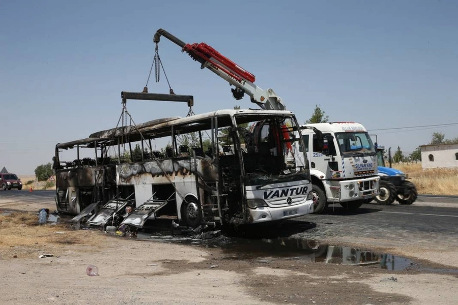 Faciaya ramak kala.... Diyarbakır'da yolcu otobüsü küle döndü