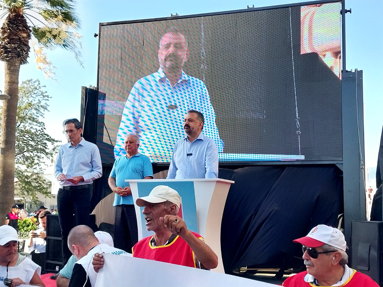 İzmir'den hükümete seslendiler; "Yiyin Efendiler Yiyin"