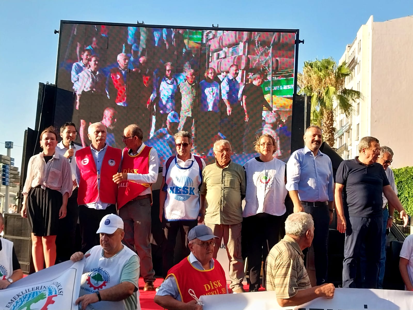 İzmir'den hükümete seslendiler; "Yiyin Efendiler Yiyin"