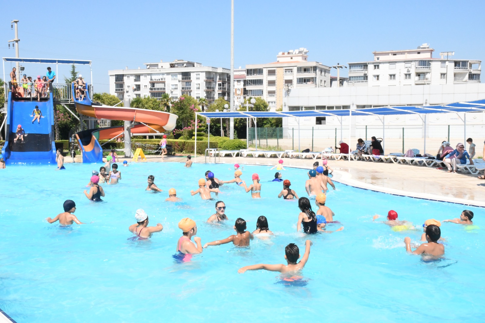 Torbalı’da yüzme öğrenen öğrenciler sertifikalarını aldı
