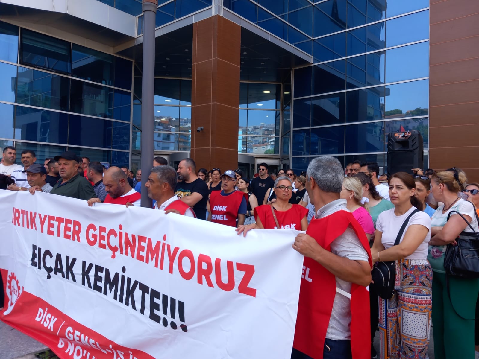Bayraklı Belediyesi işçileri:  Geçinemiyoruz