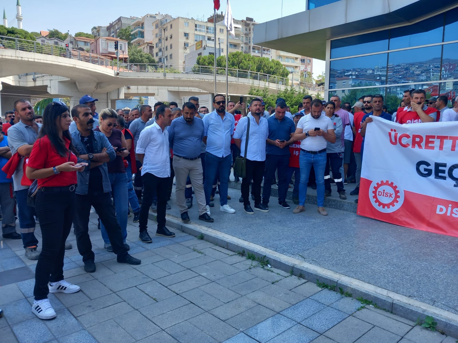 Bayraklı Belediyesi işçileri:  Geçinemiyoruz