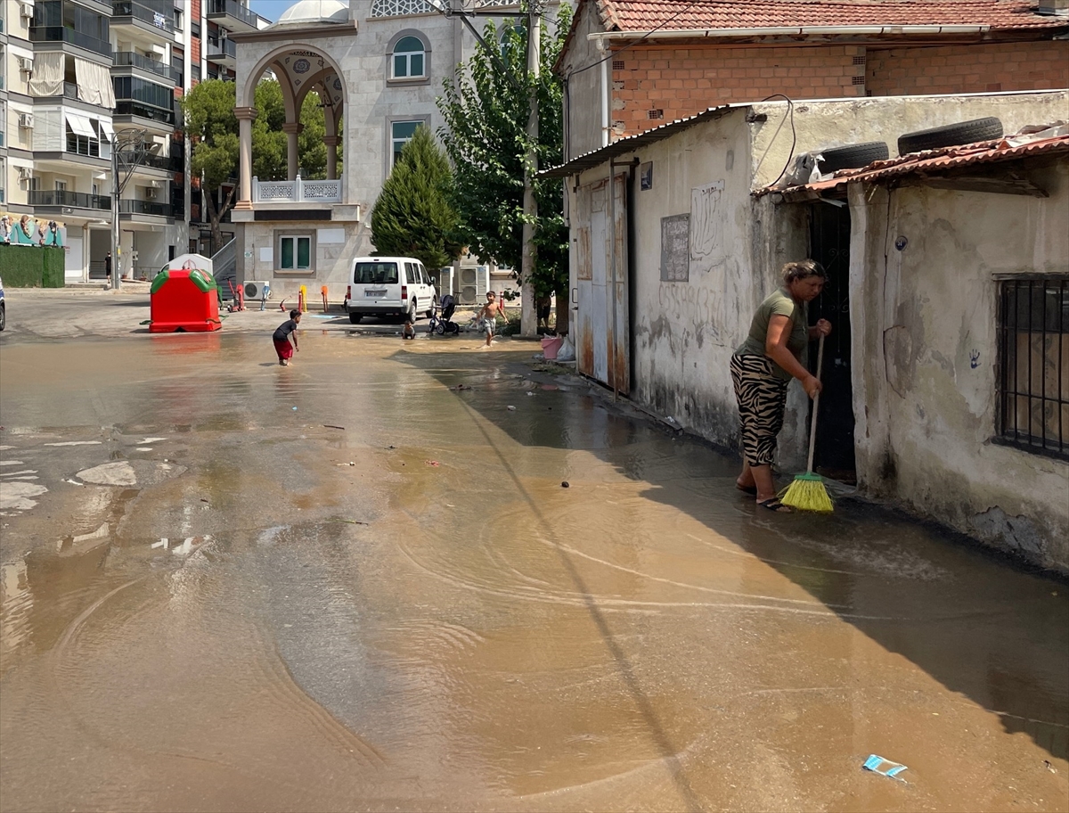 İzmir'de su borusu patladı... Ev ve iş yerlerini su bastı!