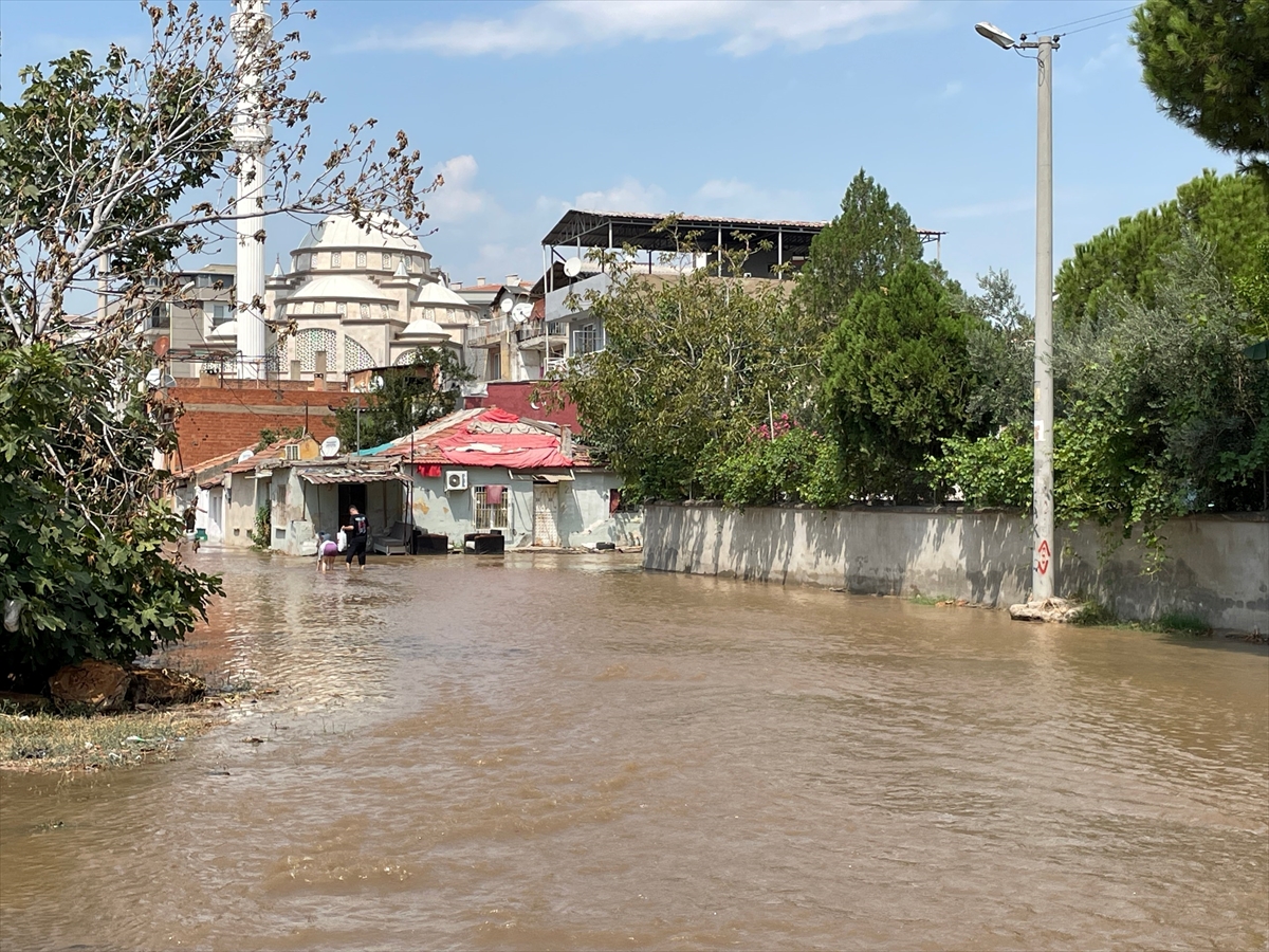 İzmir'de su borusu patladı... Ev ve iş yerlerini su bastı!