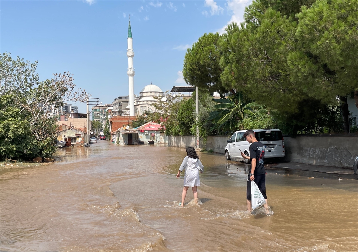 İzmir'de su borusu patladı... Ev ve iş yerlerini su bastı!