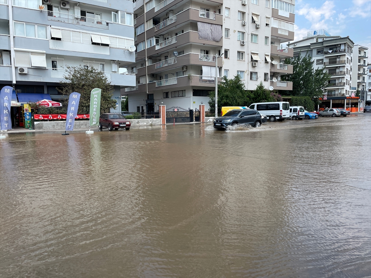 İzmir'de su borusu patladı... Ev ve iş yerlerini su bastı!