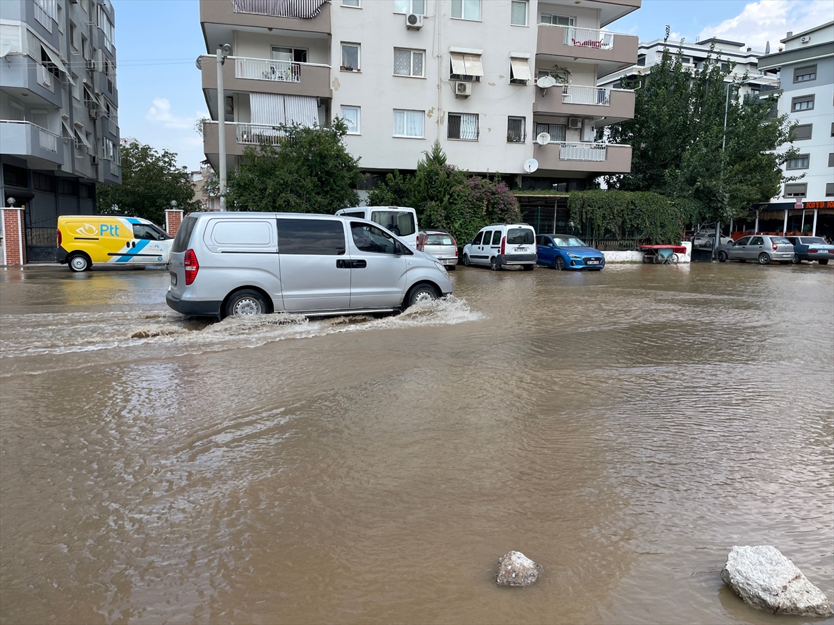 İzmir'de su borusu patladı... Ev ve iş yerlerini su bastı!
