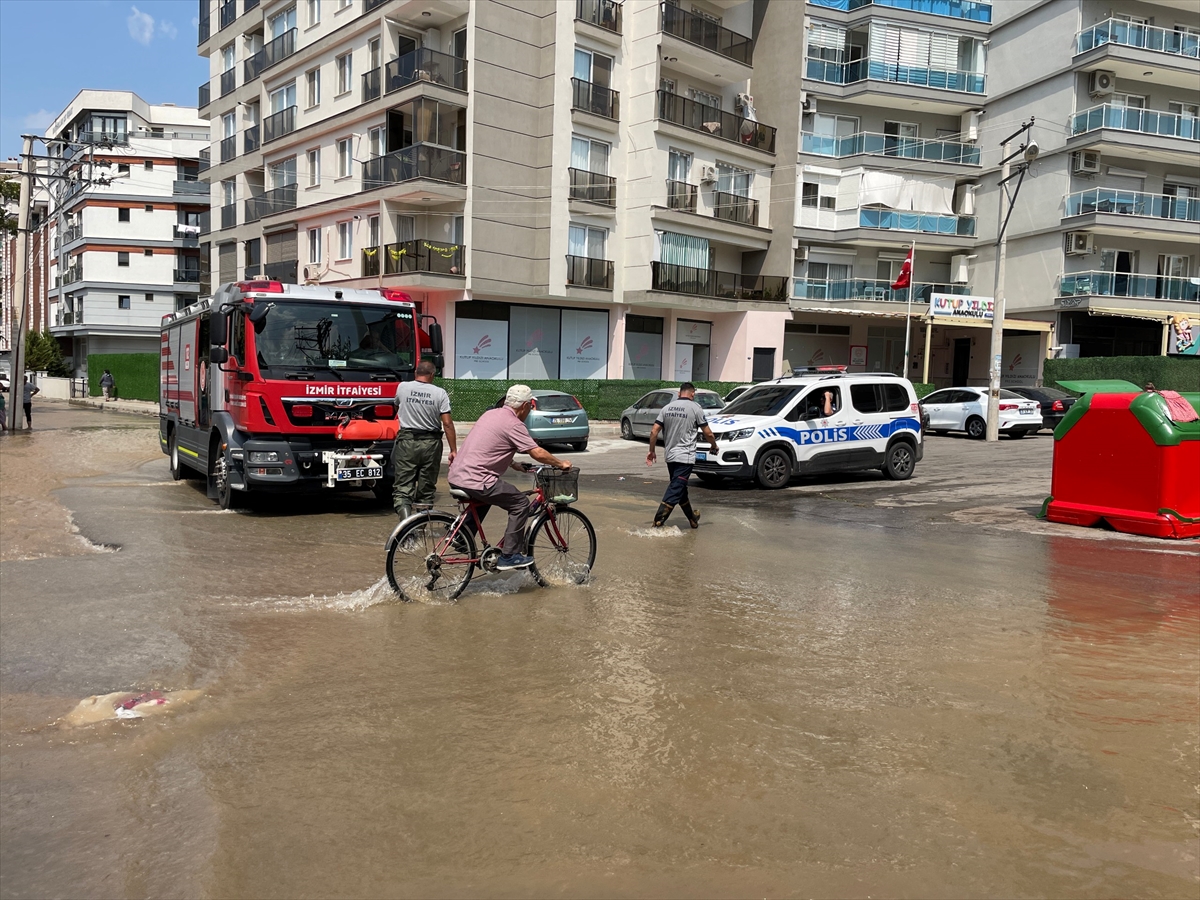 İzmir'de su borusu patladı... Ev ve iş yerlerini su bastı!