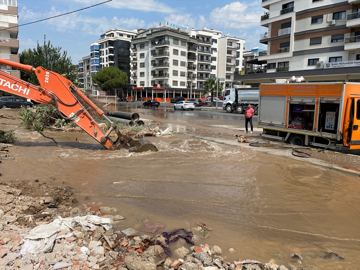 İzmir'de su borusu patladı... Ev ve iş yerlerini su bastı!